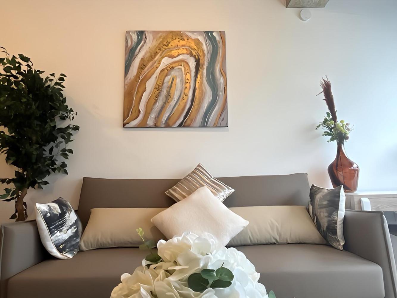 1Br Luxury Flat At Train Station - Long Stays Welcome - Just Ask Milton Keynes Eksteriør billede