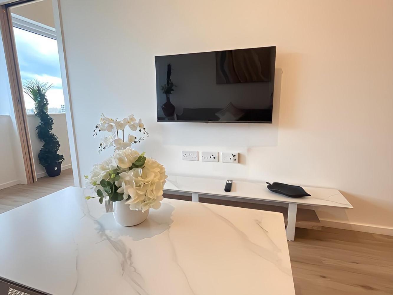 1Br Luxury Flat At Train Station - Long Stays Welcome - Just Ask Milton Keynes Eksteriør billede